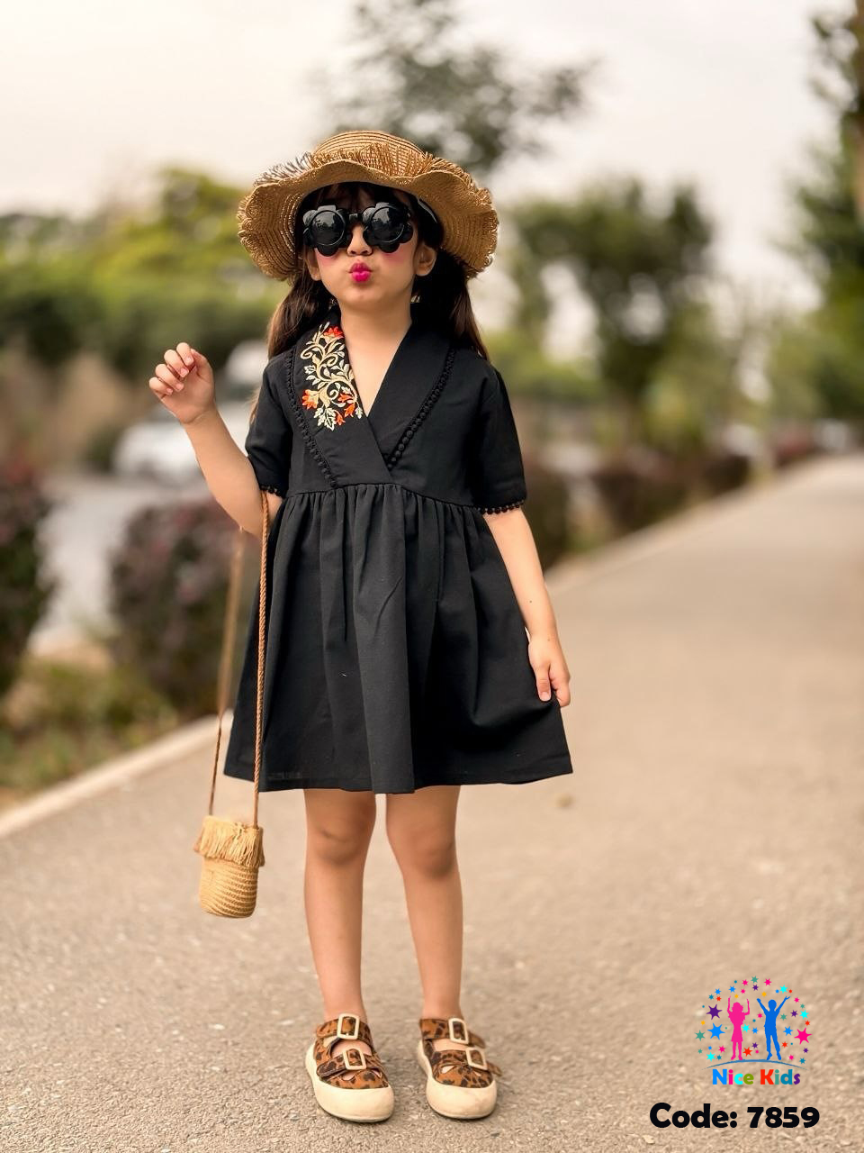 تصویر شماره 1 از پیراهن یقه آرشال همراه با گلدوزی پرتراکم