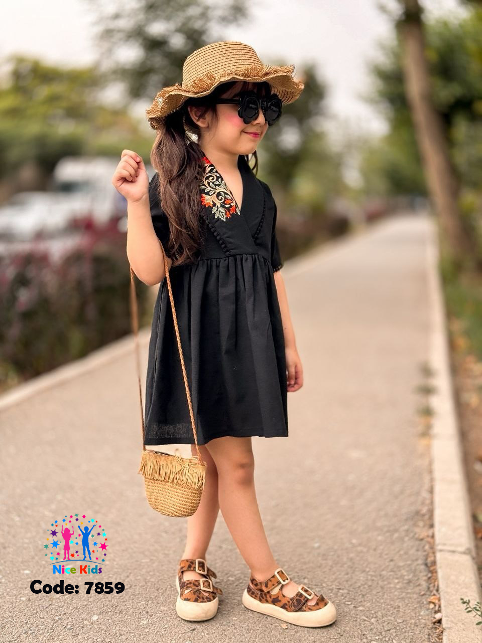 تصویر شماره 4 از پیراهن یقه آرشال همراه با گلدوزی پرتراکم